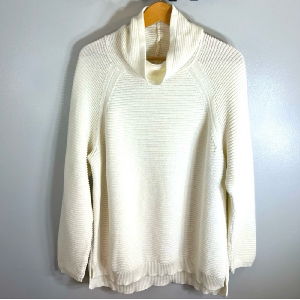 ✨HOST PICK✨💞Kenneth Cole Reaction Off-White Ladies sweater